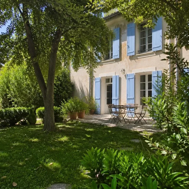 Gîte pour 11 personnes à Arles, Gîte aux Volets Bleus